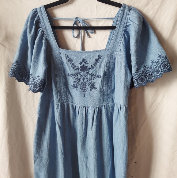 NWT Medium Wash Midi Embroidered Folk Dress - Picture 2 of 8